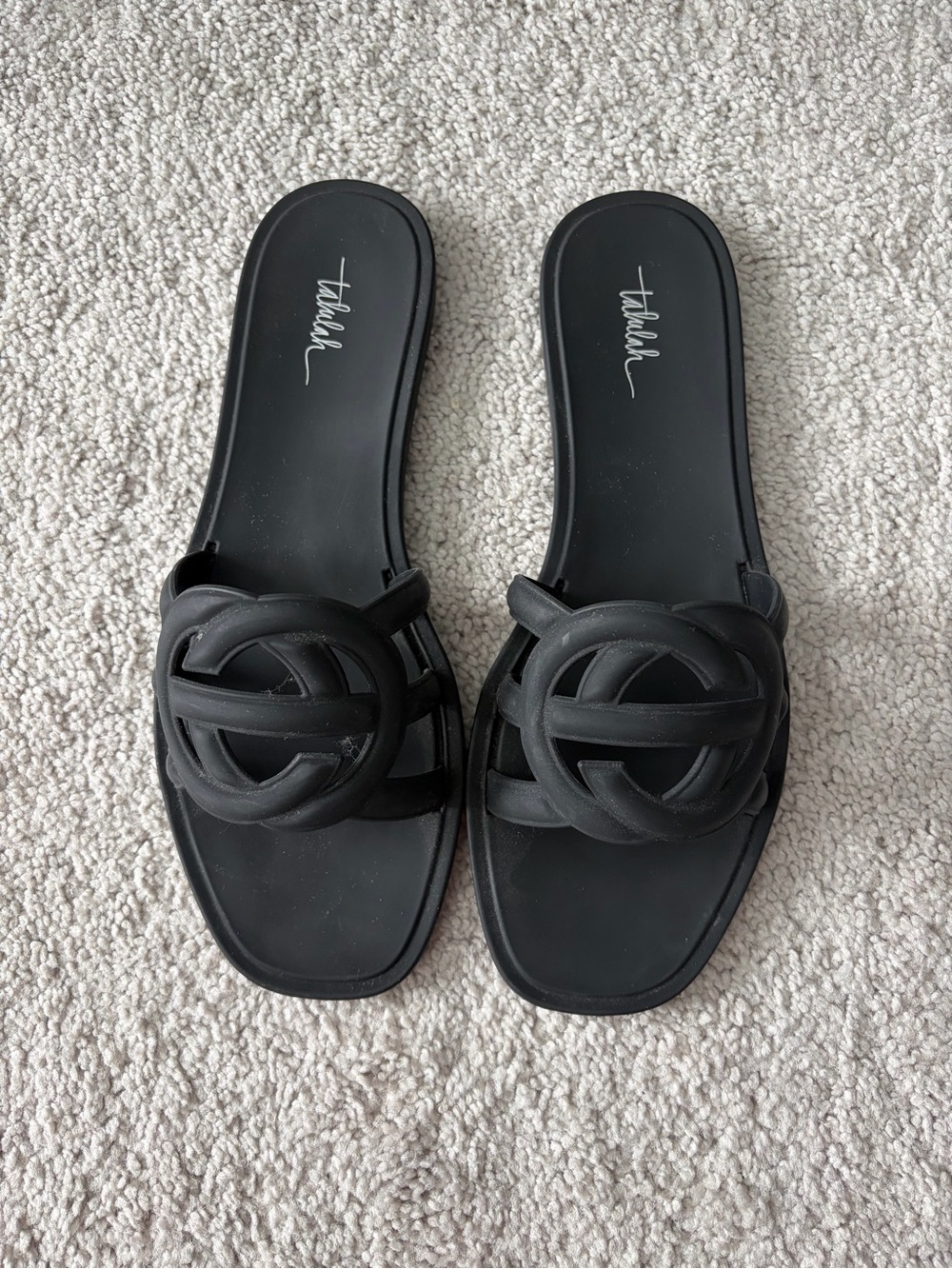 Interlocking design sandals